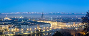 Turin yüksek çözünürlüklü panorama mavi saatte Mole Antonelliana ve arka planda karlı Alpler'in ile