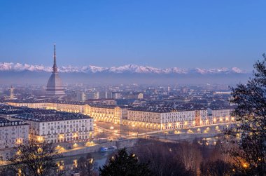 Turin yüksek çözünürlüklü panorama mavi saatte Mole Antonelliana Piazza Vittorio ve arka planda Alpler ile