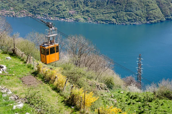 Utsikt over Comosjøen med taubane mellom Argegno og Pigra – stockfoto