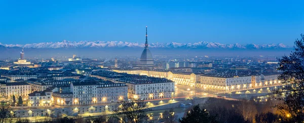 Turin yüksek çözünürlüklü panorama mavi saatte Mole Antonelliana ve arka planda karlı Alpler'in ile — Stok fotoğraf