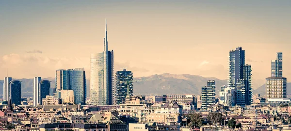 Milano (Italia), skyline con nuevos rascacielos — Foto de Stock