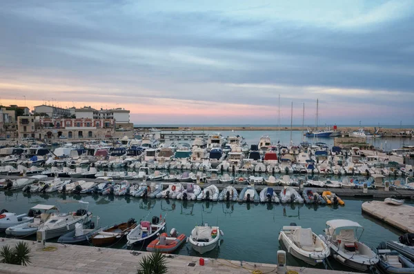 Bisceglie régi kikötő naplemente fény (Puglia Olaszország) — Stock Fotó