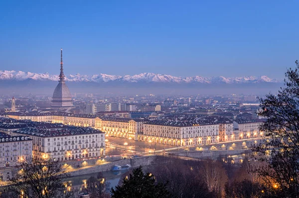 Turín panorama de alta definición a la hora azul con Topo Antonelliana Piazza Vittorio y los Alpes en el fondo —  Fotos de Stock