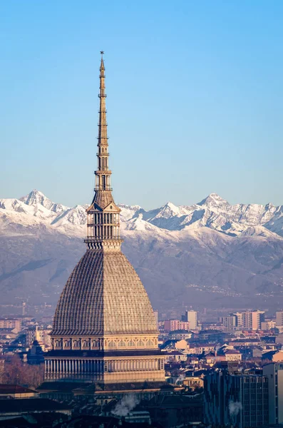 Torino, Mole Antonelliana e os Alpes Fotos De Bancos De Imagens