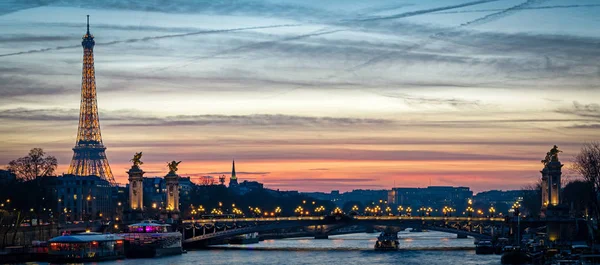 Parijs-stadsgezicht met Tour Eiffel en Pont Alexandre Iii in schemerlicht Stockfoto