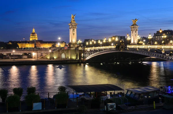 Paris bron Alexandre Iii och Hotel national des Invalides — Stockfoto