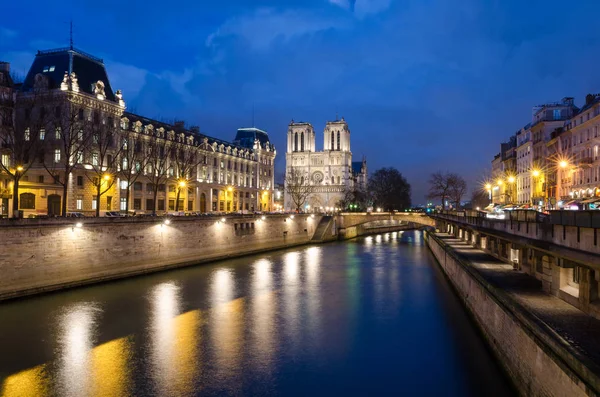 Notre-Dame de Paris en de Seine rivier op het blauwe uur Stockfoto