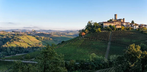 Le Langhe, Castiglione Falletto och Serralunga d Alba — Stockfoto