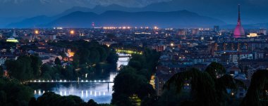 Turin cityscape panorama alacakaranlıkta Po Nehri ile