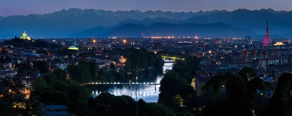 Turin városkép panoráma a Pó folyó Twilight — Stock Fotó