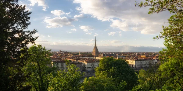 Torino panorama med Mole Antonelliana vid solnedgången — Stockfoto