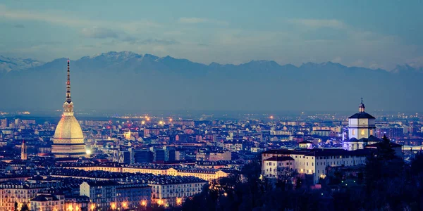 Torino (Torino) panorama med Mole Antonelliana og Alperne - Stock-foto