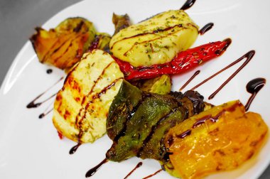 Grilll ve kızarmış peynir pişmiş sebze