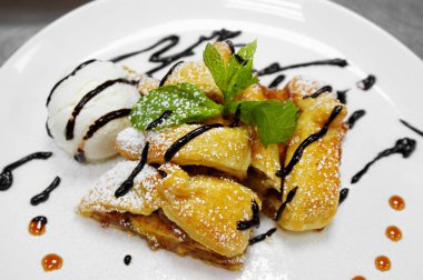 elma strudel nane ve top vanilyalı dondurma ile