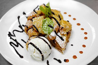 elma strudel nane ve top vanilyalı dondurma ile