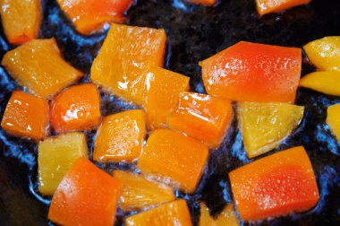 Kızarmış sebze, biber yağda