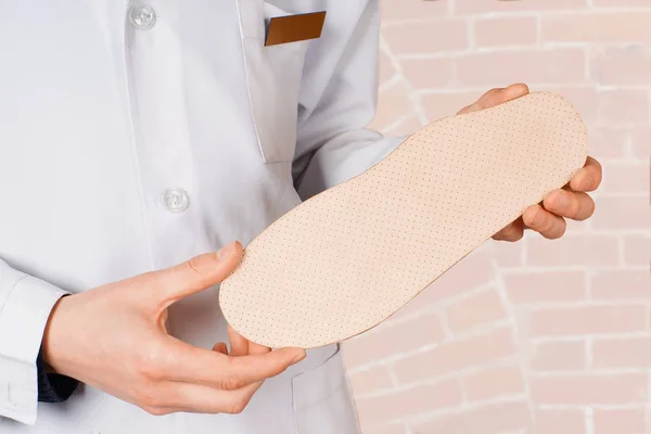 Doktor bireysel ortopedik tabanlık gösterir