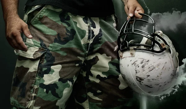 American Football Spieler hält seinen Helm — Stockfoto