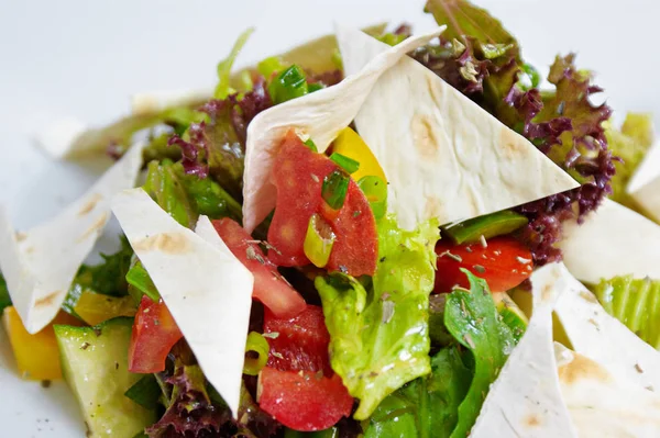 Taze sebze salatası. 