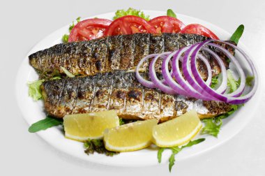 Sebze ve salata yaprakları eşliğinde balık tabağı