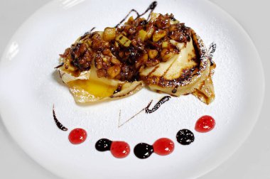 Beyaz bir plaka üzerinde akçaağaç şurubu ile elma tatlısı