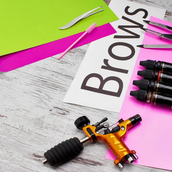 Kalıcı makyaj kaşları