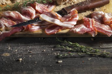 Dilim pastırma kesme tahtası üzerinde 