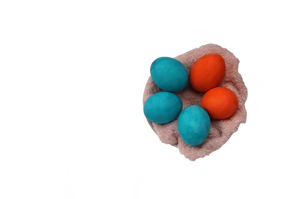 Beyaz arka plan üzerinde izole Paskalya yumurtaları. 