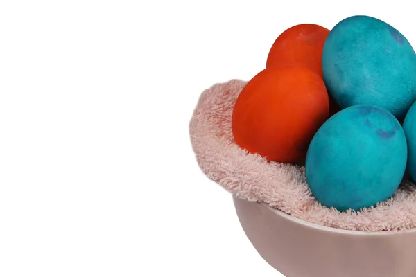 Beyaz arka plan üzerinde izole Paskalya yumurtaları. 