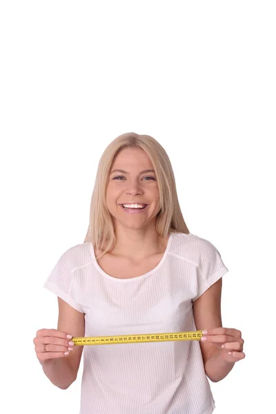 Gülerek ve gülümseyerek metre ile izole mutlu kadın 