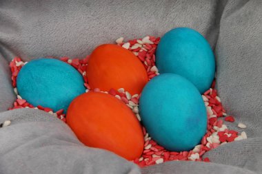 Beyaz arka plan üzerinde izole Paskalya yumurtaları. 