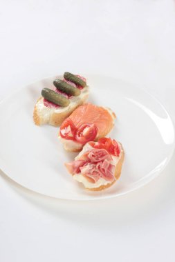 Bir plaka üzerinde üç tapas