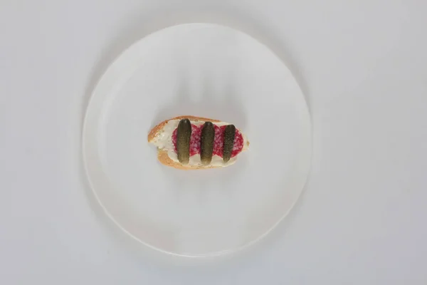 Beyaz tabakta izole tapas