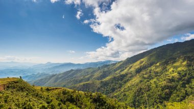 Dağ ve mavi gökyüzü güzel gününde Kasi, Laos, üst kısmında