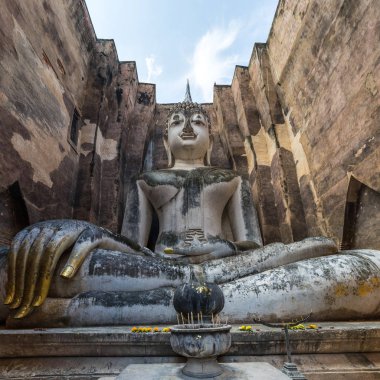 Buda heykelinin Wat Si dostum (kamu Tapınağı), Sukhothai, Thailand.