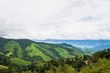 Dağ manzara altında gri yağmurlu bir gün gökyüzünde Pua. bölgede, Nan Eyaleti, Tayland