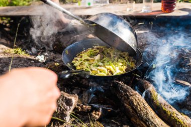 Açık dağda serin günde pişirme