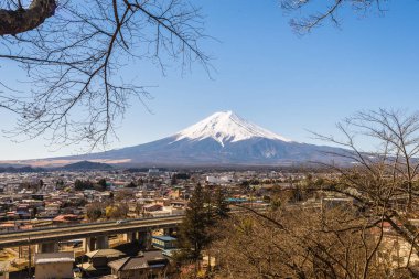 Fuji Dağı Japonya'da. Bu dağdır en ünlü turizm ve seyahat etmek için.