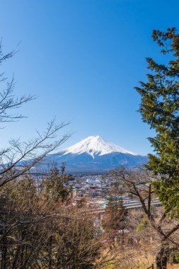 Fuji Dağı Japonya'da. Bu dağdır en ünlü turizm ve seyahat etmek için.