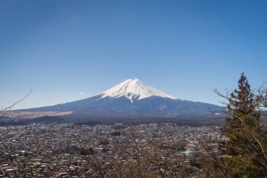 Fuji Dağı Japonya'da. Bu dağdır en ünlü turizm ve seyahat etmek için.