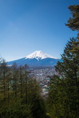 Fuji Dağı Japonya'da. Bu dağdır en ünlü turizm ve seyahat etmek için.