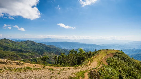Dağ ve mavi gökyüzü güzel gününde Kasi, Laos, üst kısmında