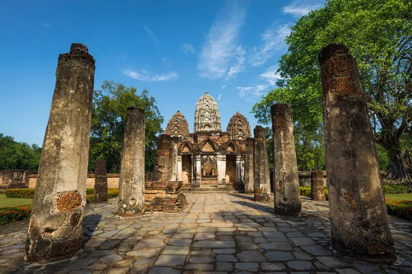 O Parque Histórico de Sukhothai no belo dia em Sukhothai, Tailândia (Local público ) — Fotografia de Stock