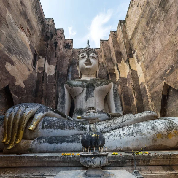 Estátua de Buda em Wat Si Chum (Templo Público) em Sukhothai, Tailândia . — Fotografia de Stock