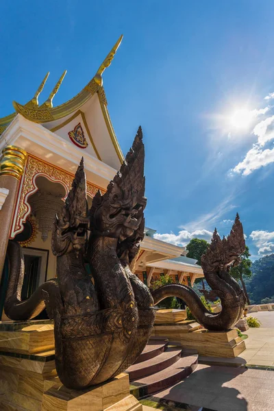 Wat Pa Phu Kon (offentliga tempel) på toppen av berget vid Udon Thani, Thailand. — Stockfoto