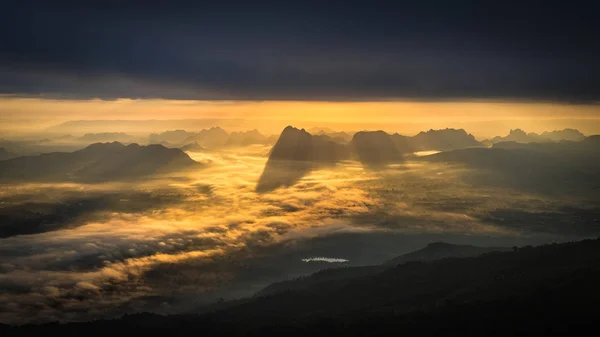 Sunrise üst kısmında Dağı'nda Phukradueng Milli Parkı: Loei il Tayland