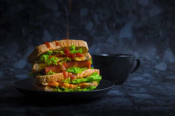 Peynirli sosisli ve sebze koyu renk arka plan (yeşil meşe) ile sanwich tavuk göğsü.