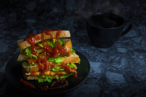 Peynirli sosisli ve sebze koyu renk arka plan (yeşil meşe) ile sanwich tavuk göğsü.