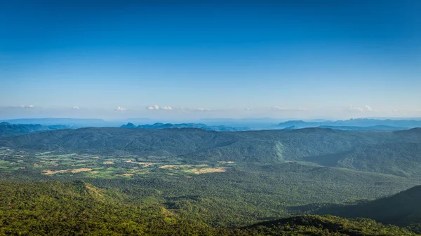 Reggel a Phukradueng Nemzeti Park hegy tetején: Thaiföld — Stock Fotó