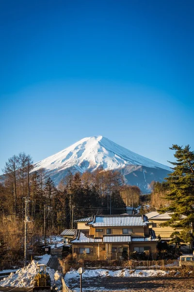 Fuji Dağı Japonya'da. Bu dağdır en ünlü turizm ve seyahat etmek için.